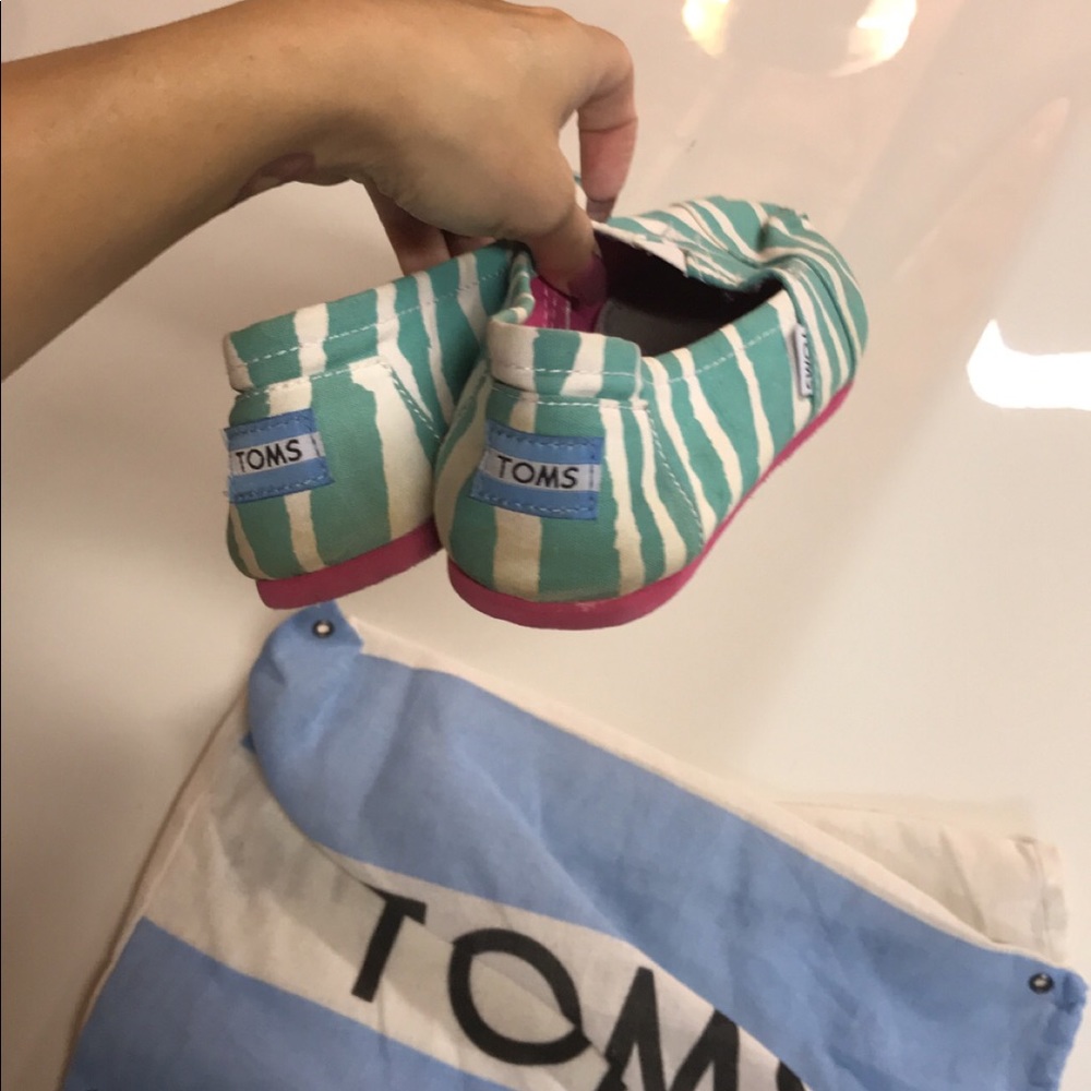 Toms - Picture 3 of 3